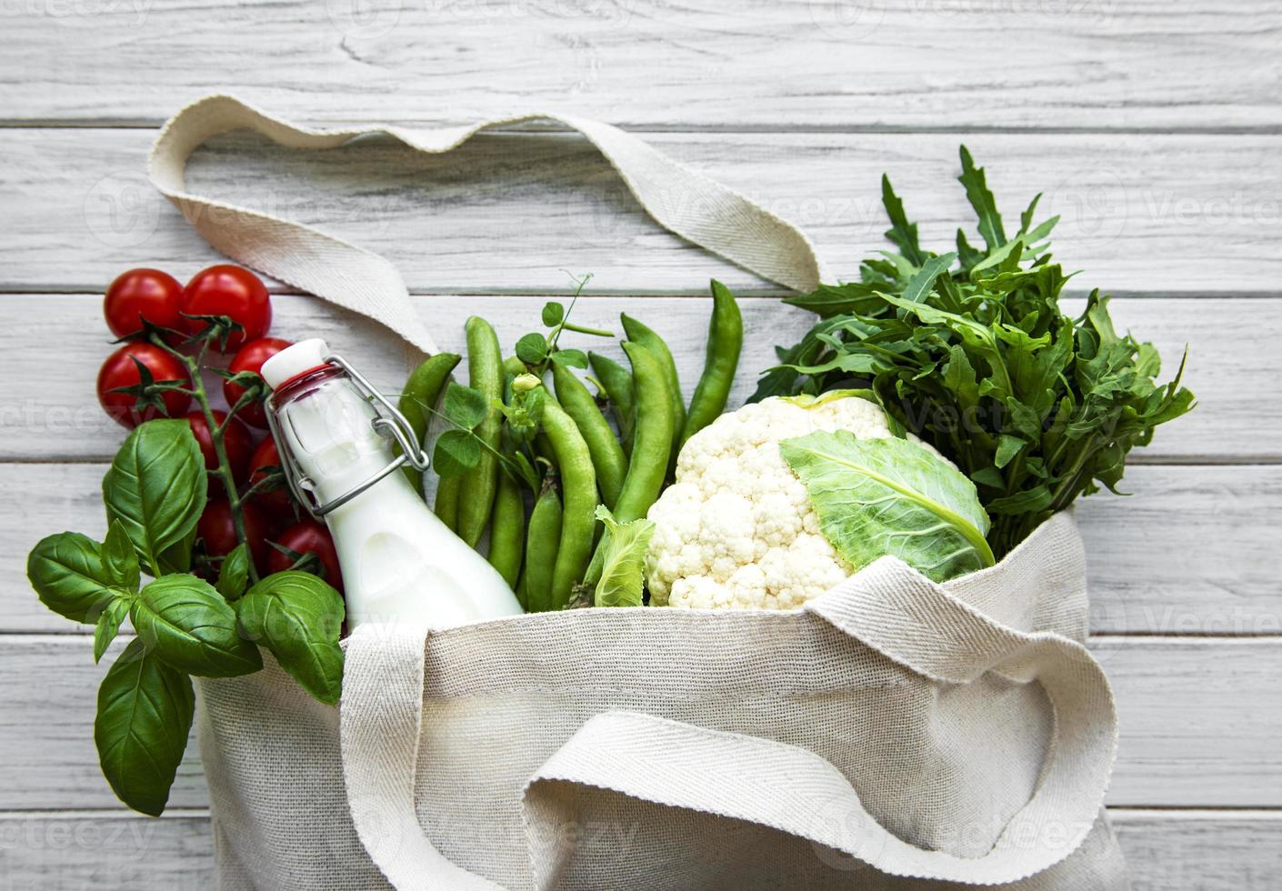 verdure fresche in sacchetto di cotone ecologico foto