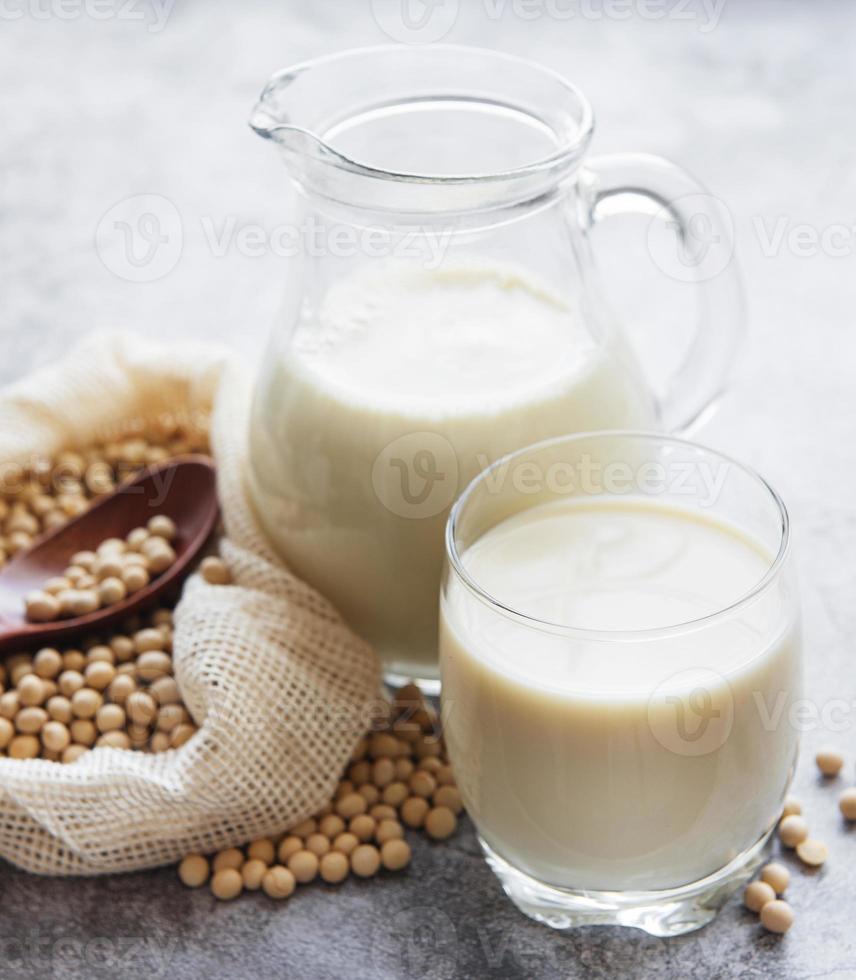 latte di soia e soia sul tavolo foto