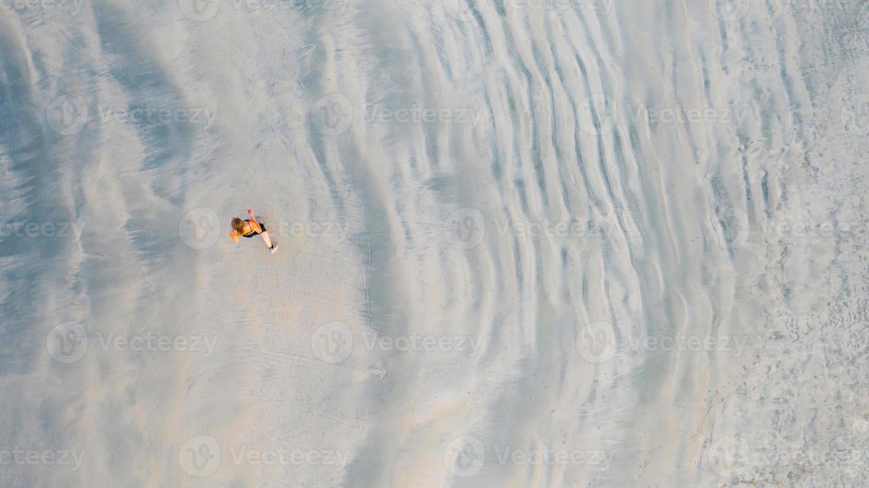 persone che corrono sulla spiaggia tropicale al mattino foto