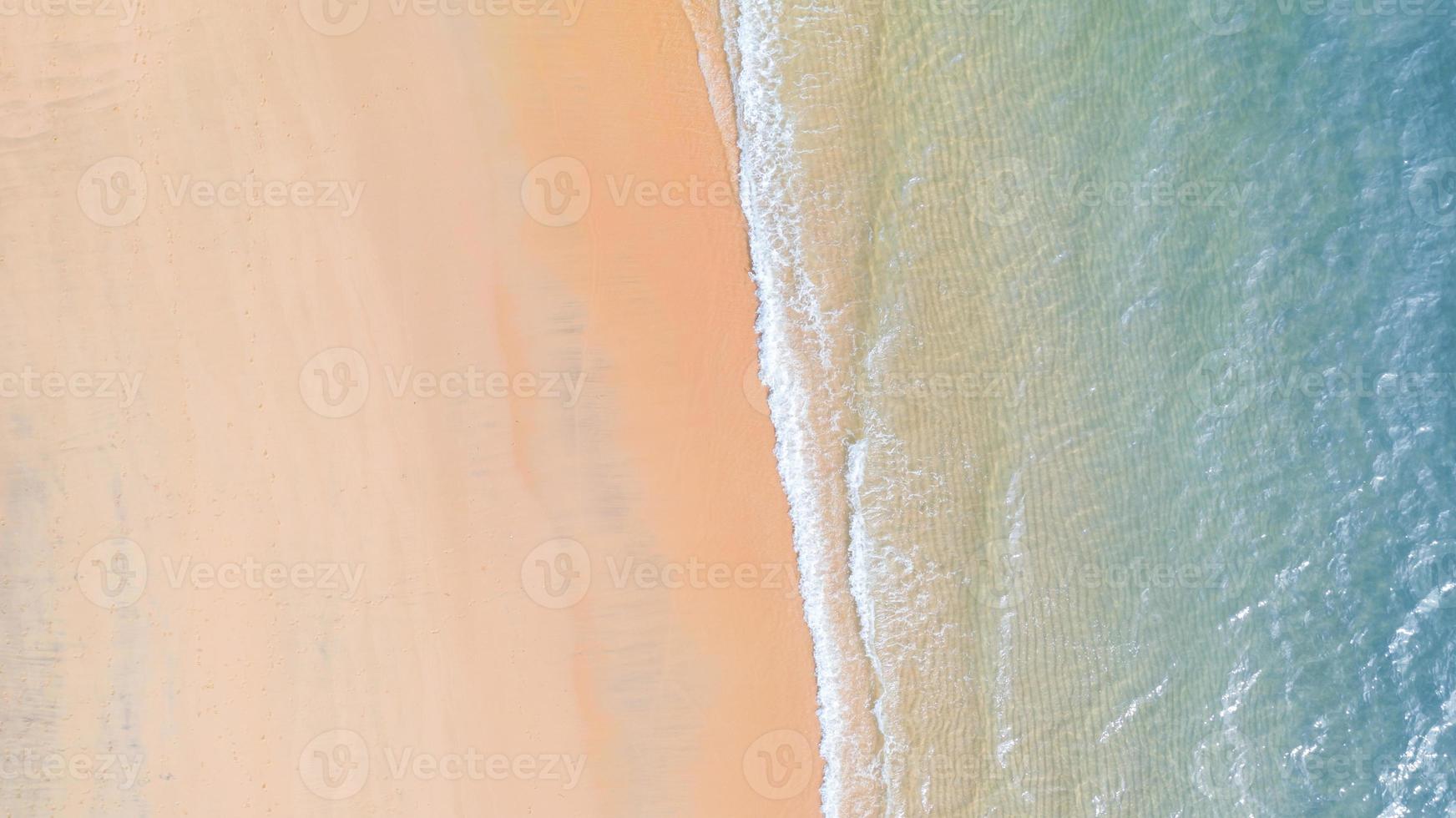 vista aerea della spiaggia con acqua blu smeraldo ombra e schiuma d'onda sul mare tropicale tropical foto