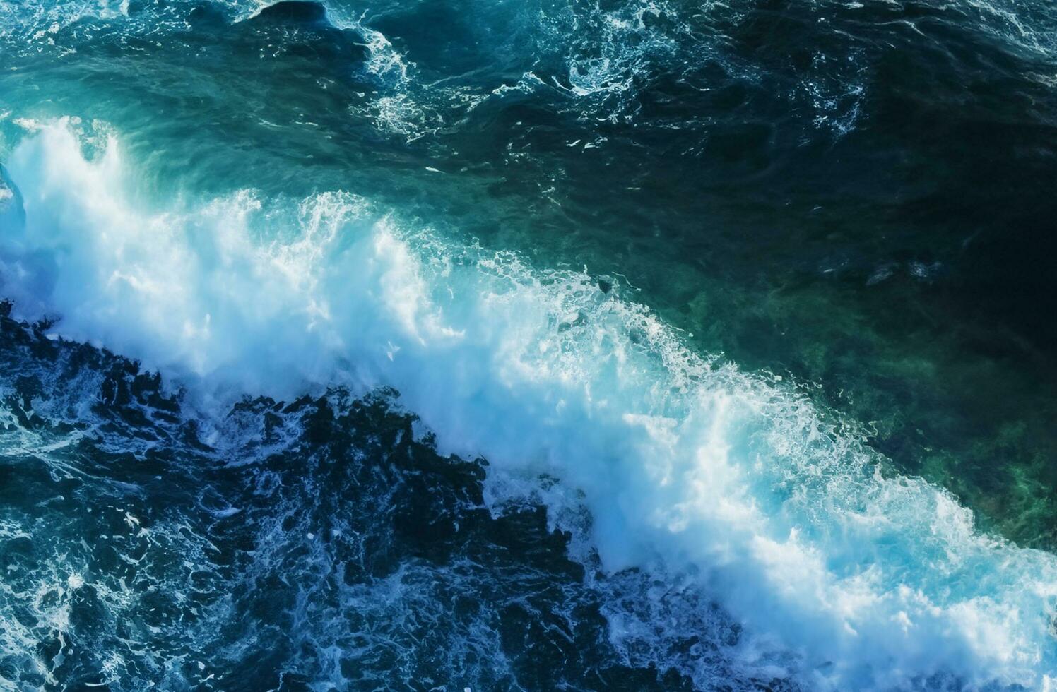 sfondo della superficie dell'acqua blu foto