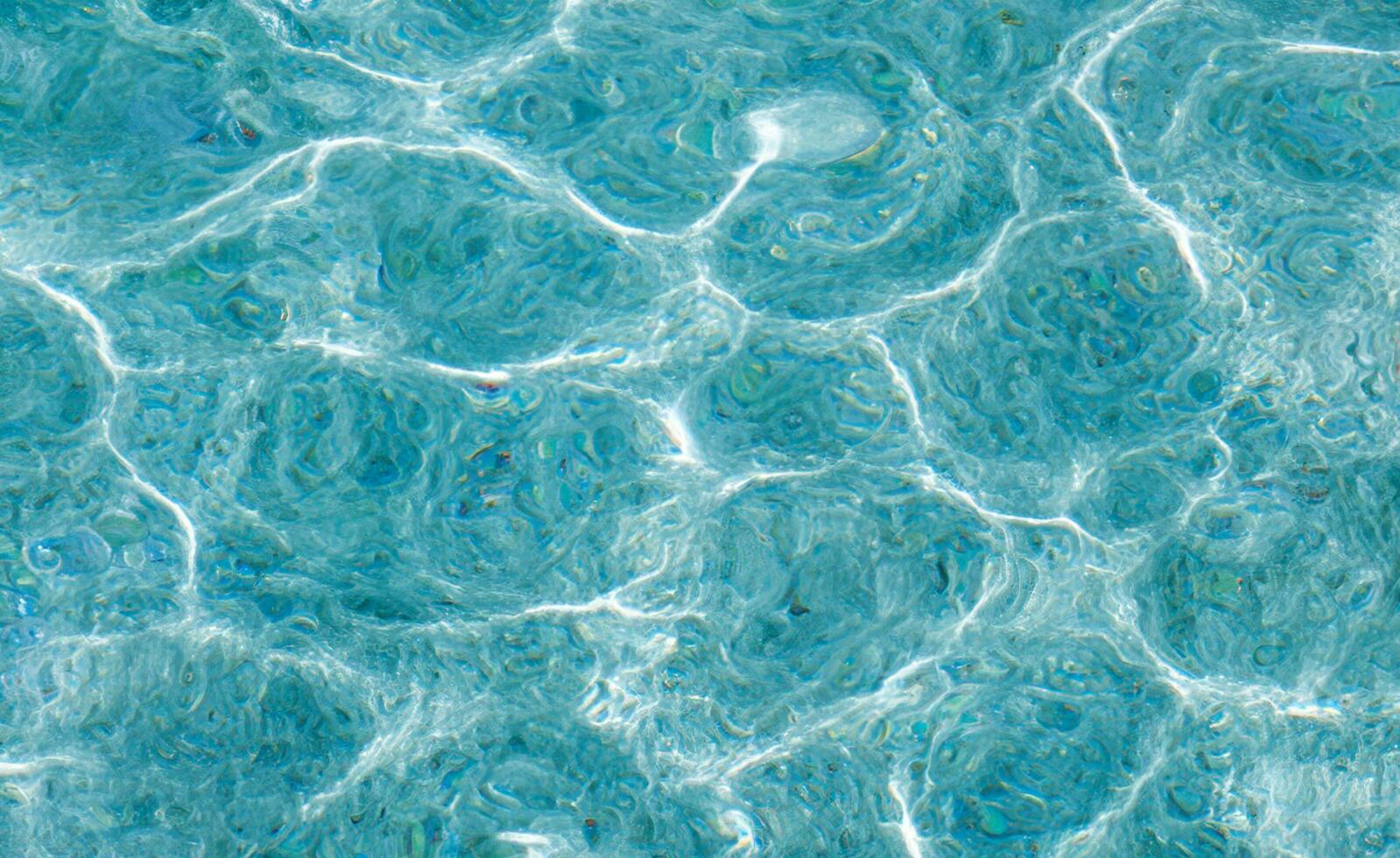 sfondo della superficie dell'acqua blu foto