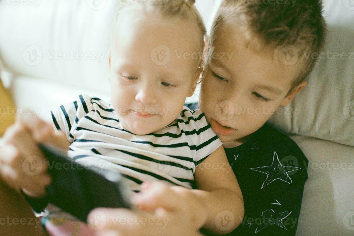 fratelli giocando Giochi su smartphone foto