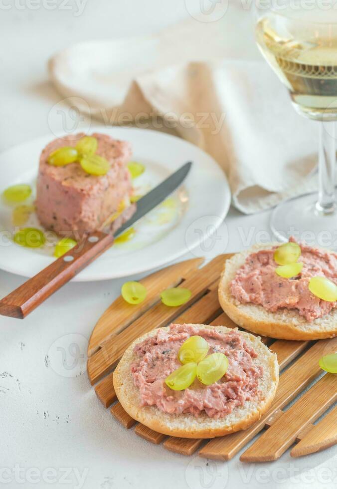 fetta di pane con paté su il di legno tavola foto