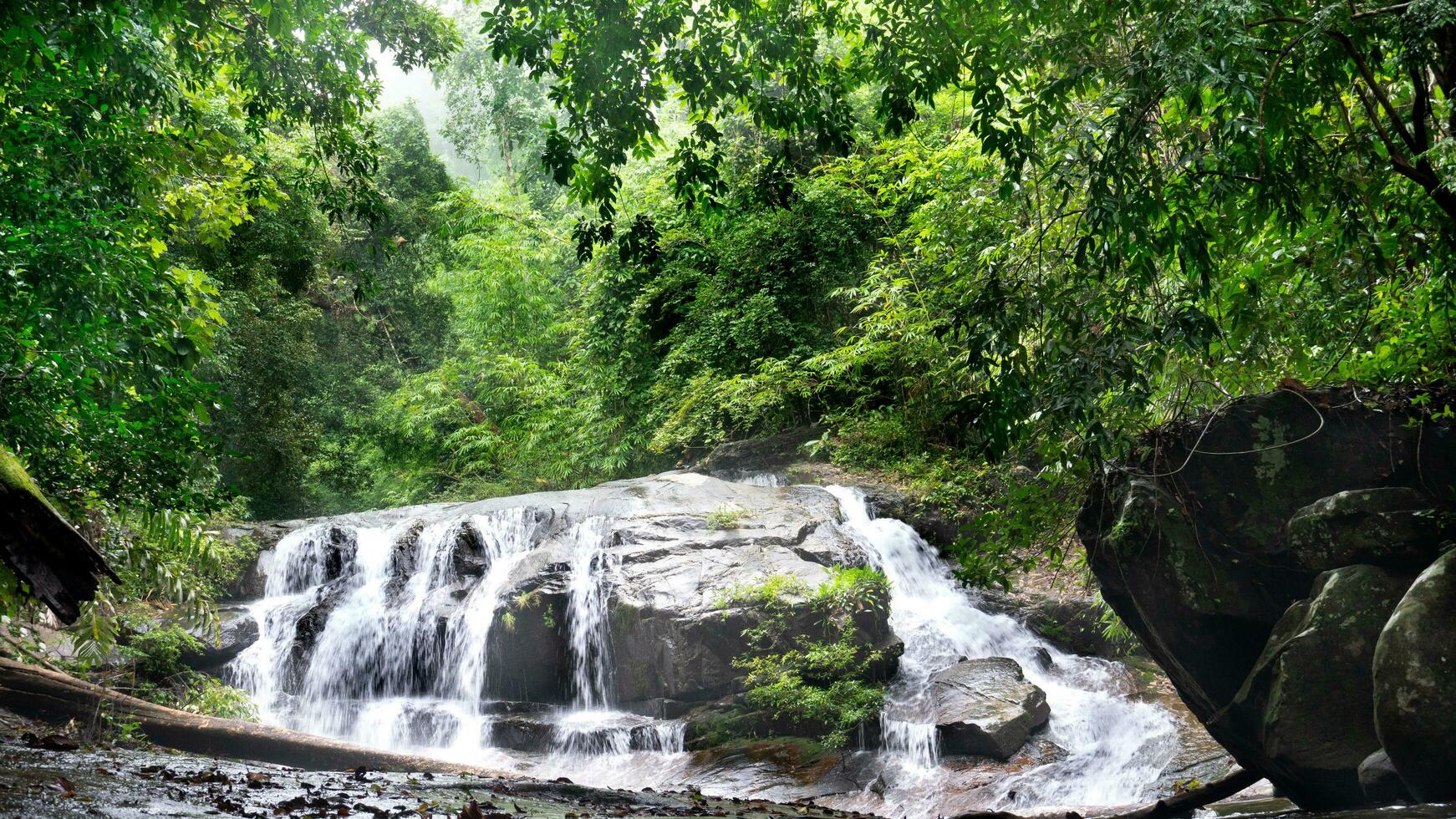 naturale attrazioni nel Tailandia. khao chamao cascata. settimo pavimento cascata. nazionale parco nel Rayong Tailandia. foto