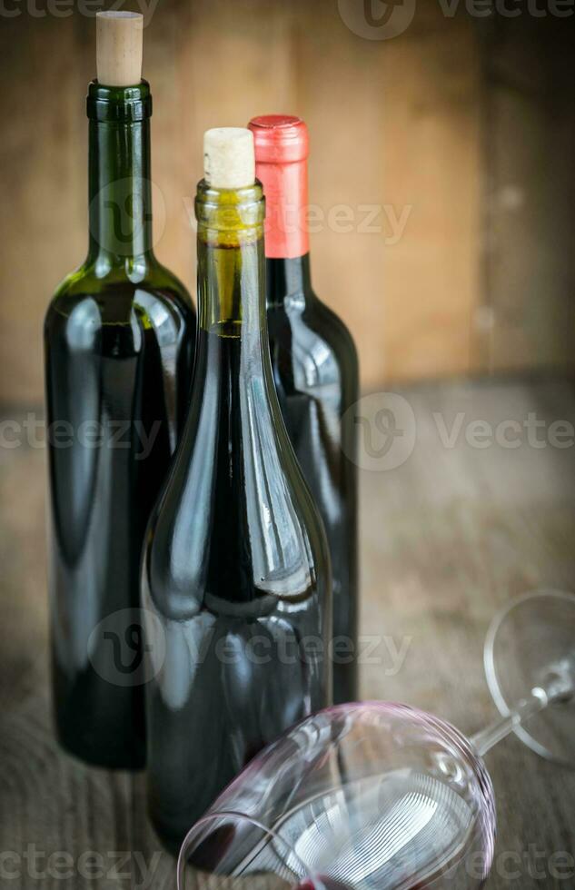 bottiglie con vino rosso foto