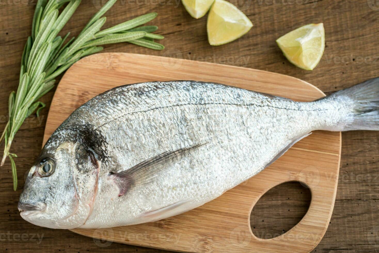 fresco dorada con ingredienti su il di legno tavola foto