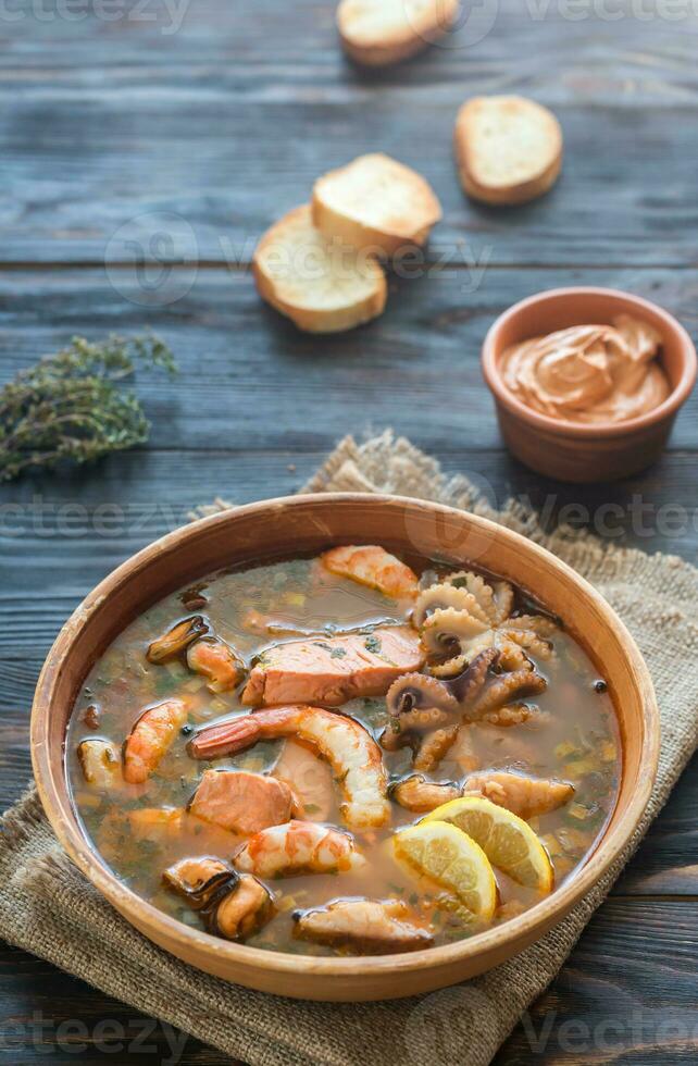 ciotola di bouillabaisse foto