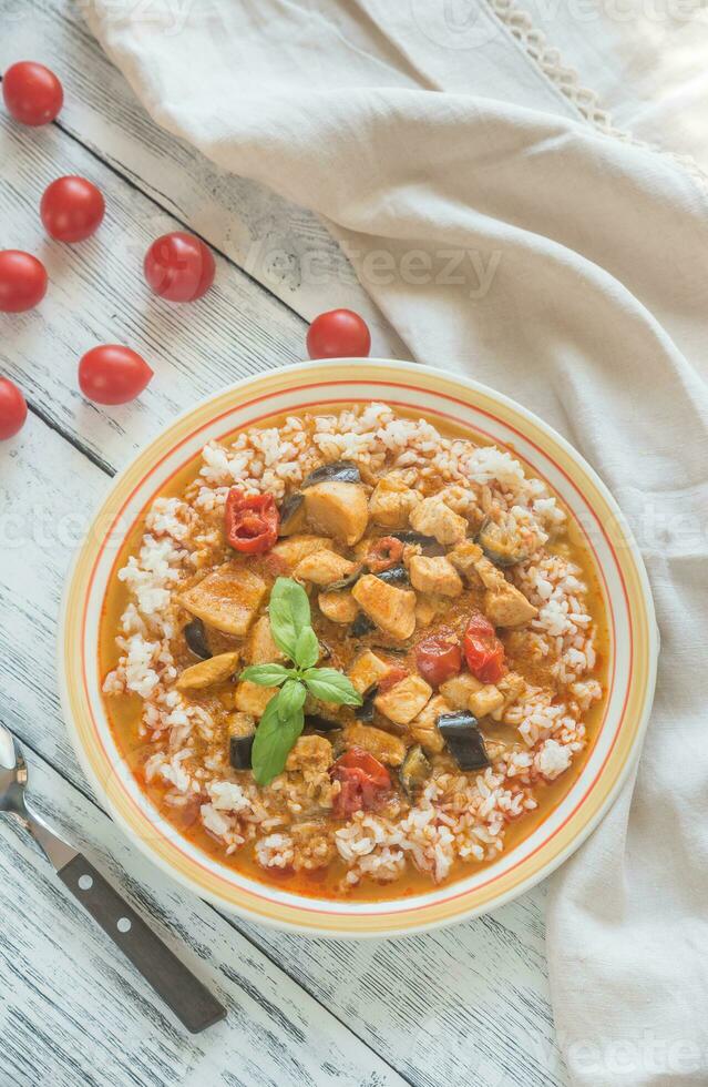 tailandese rosso pollo curry con bianca riso foto