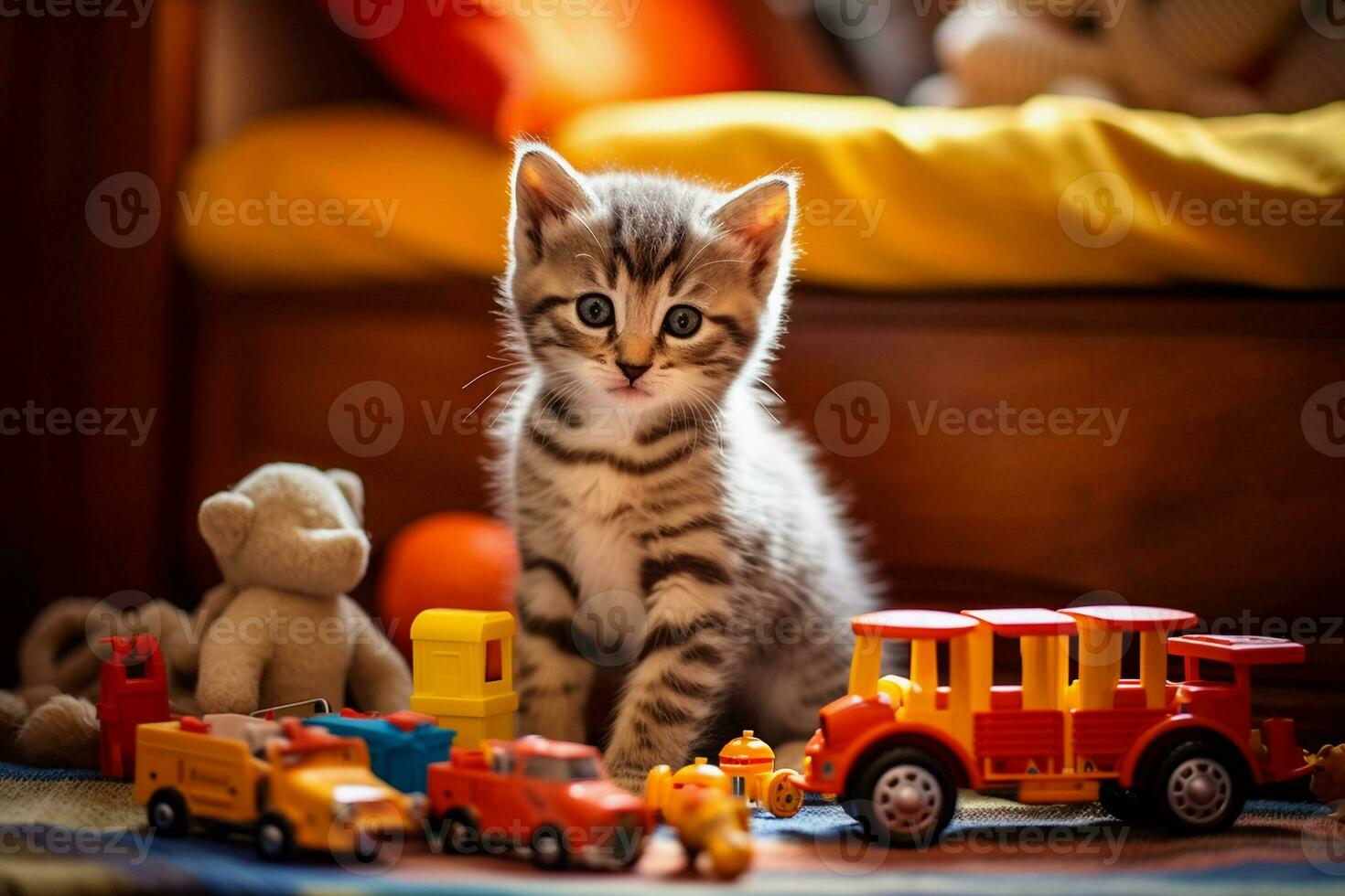 domestico animale concetto. carino gattino giocando con il suo giocattoli nel vivente camera. gattino con divertente Guarda. foto