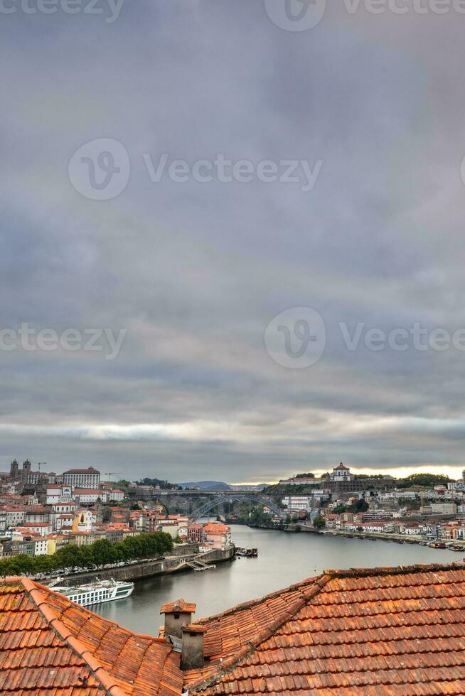 nuvoloso mattina al di sopra di il douro fiume nel porto, Portogallo. foto