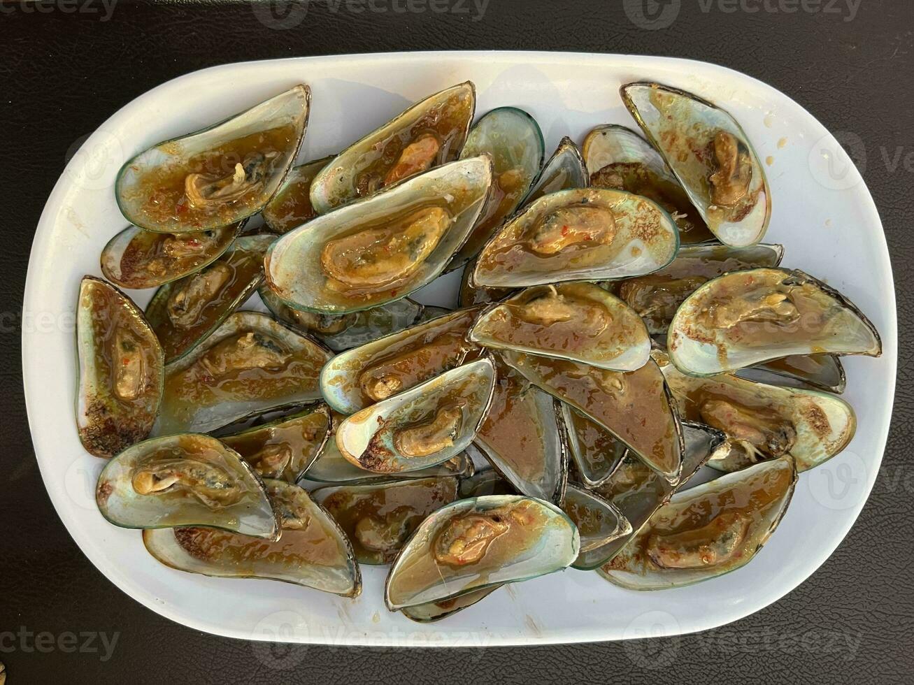 cozze su un' bianca piatto foto