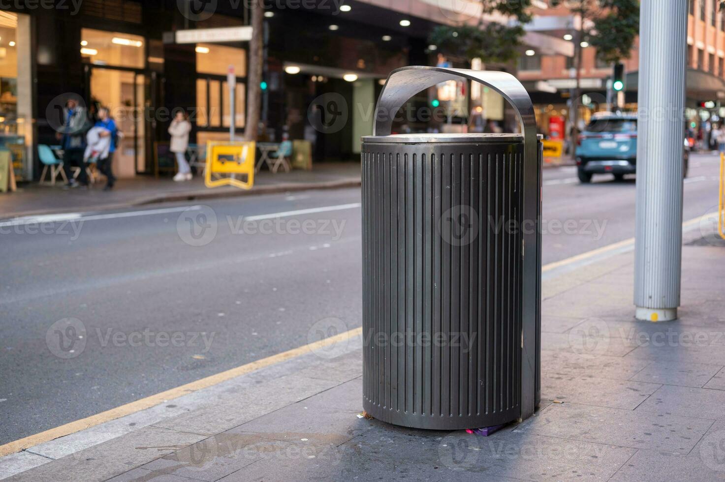 spazzatura, spazzatura bidone su strada nel città sydney Australia foto