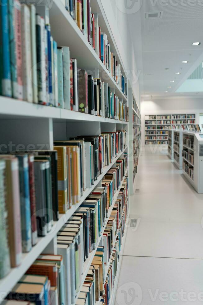 un' grande numero di libreria con libri. bianca libreria nel il biblioteca, su quale Là siamo molti libri. foto