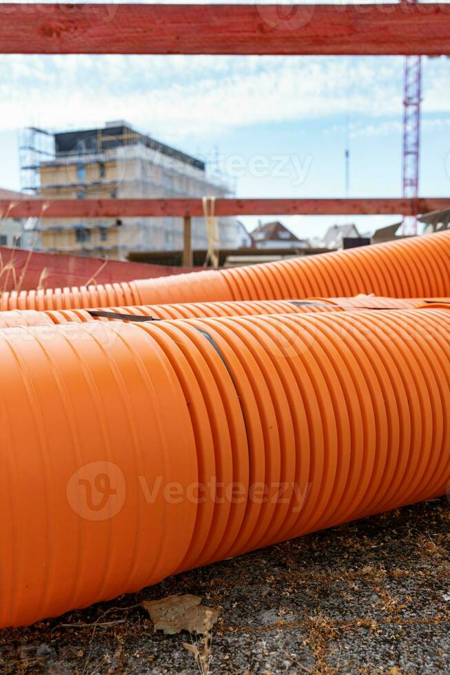 grande arancia tubi con grande diametro. grande diametro ondulato tubo. materiale per costruzione. magazzino di materiali. nuovo costruzione. ingegnere foto