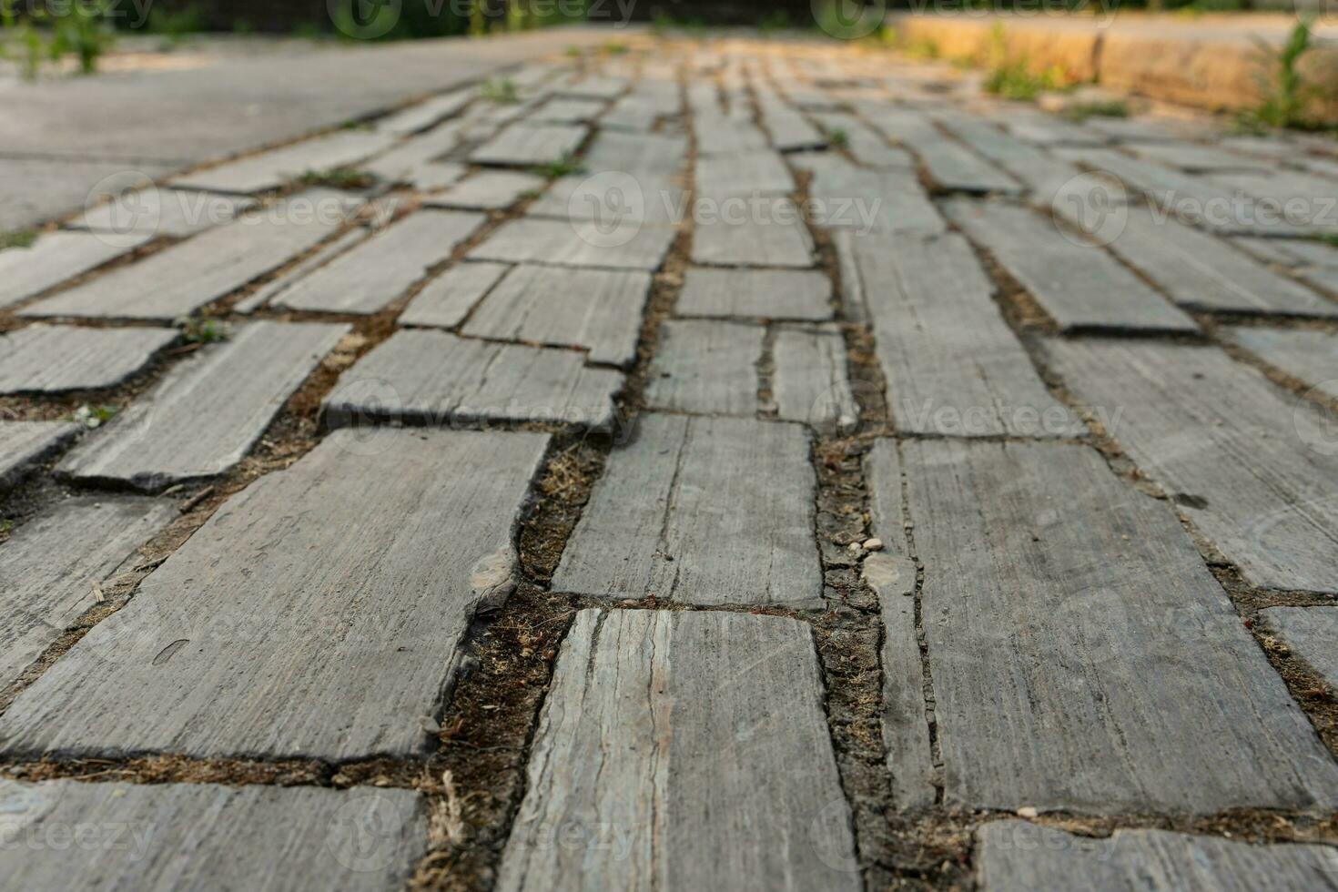 pietra pavimentazione pietre. sfondo di pietre. un vecchio strada di cui su di trattati pietre. pietra marciapiede nel prospettiva foto