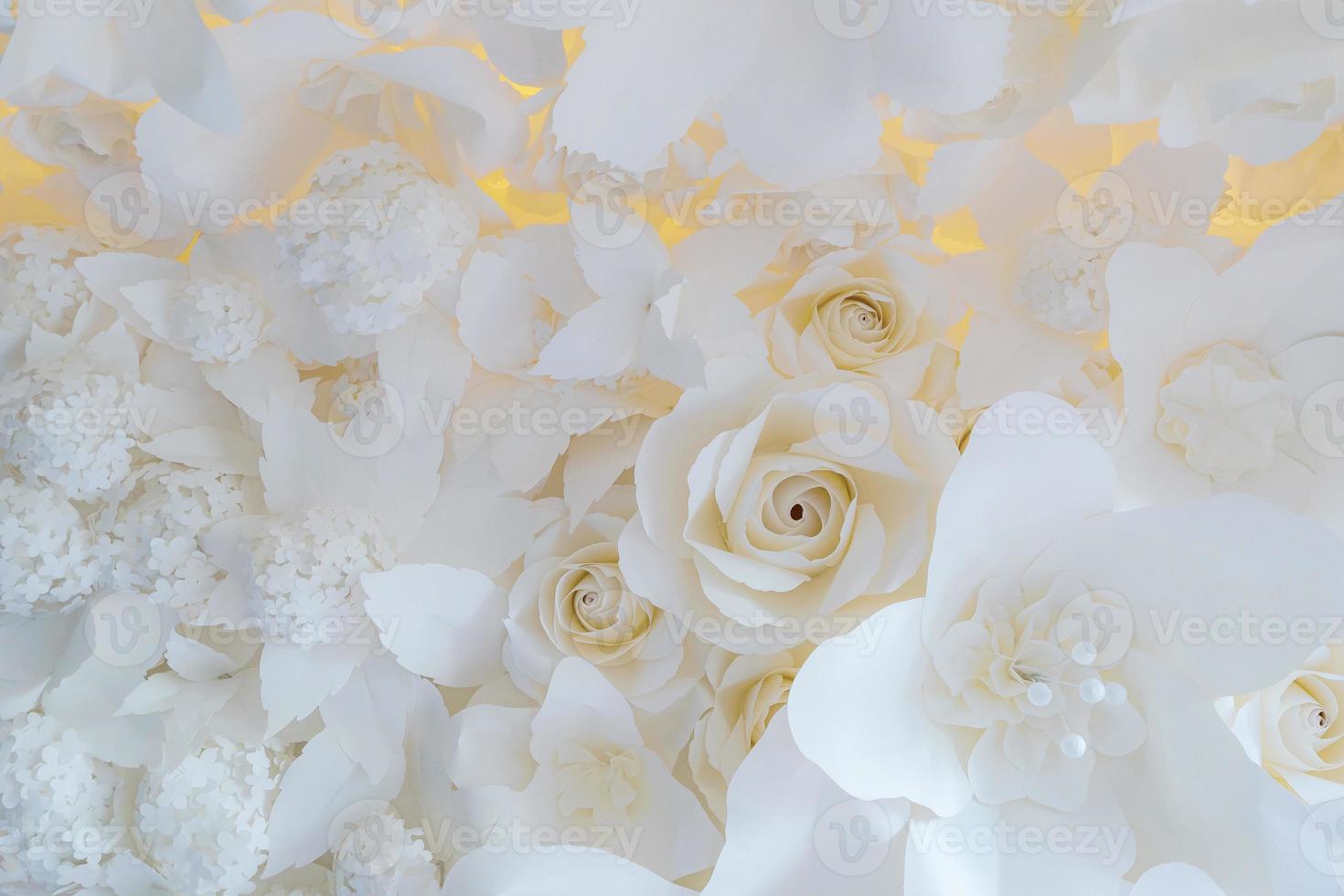 fiore di carta, rose bianche tagliate da carta, decorazioni di nozze, sfondo di fiori misti di nozze foto