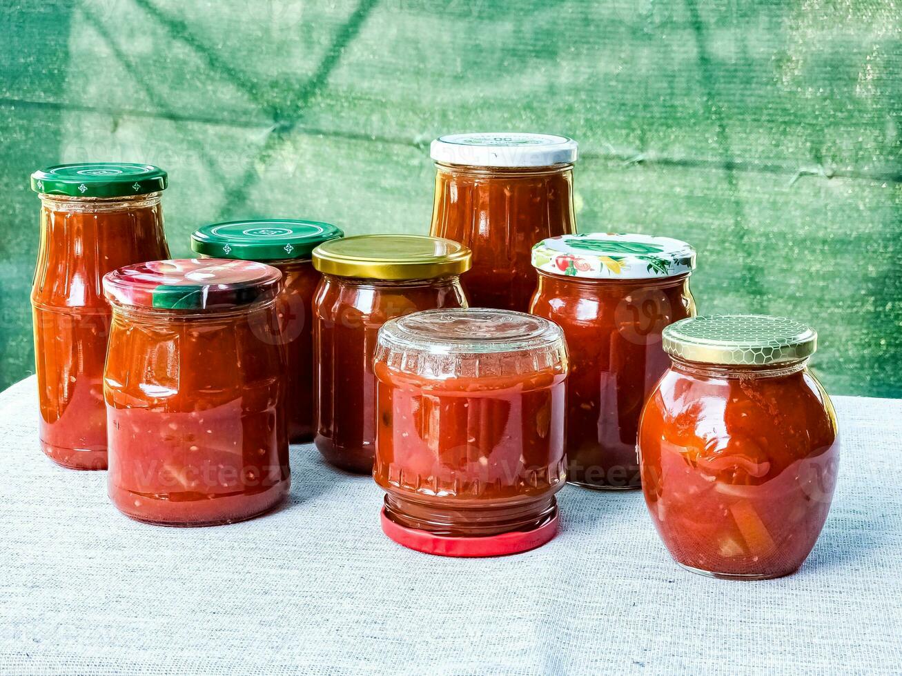 tradizionale ungherese fatti in casa lecho nel bicchiere barattoli. conservato pomodori e peperoni con spezie. foto