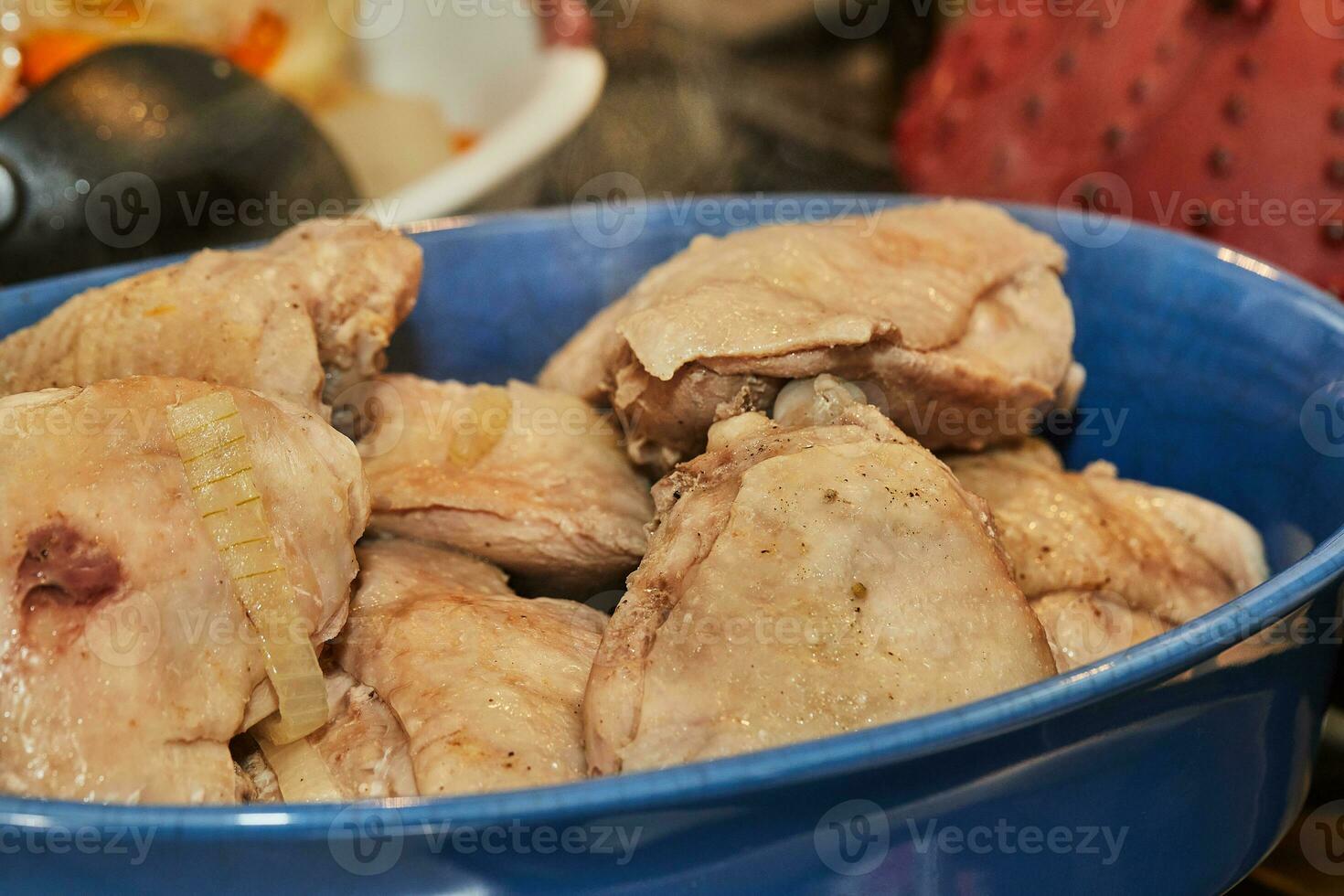 capocuoco versa pollo brodo a partire dal rame pentola in piatto di pollo gambe foto