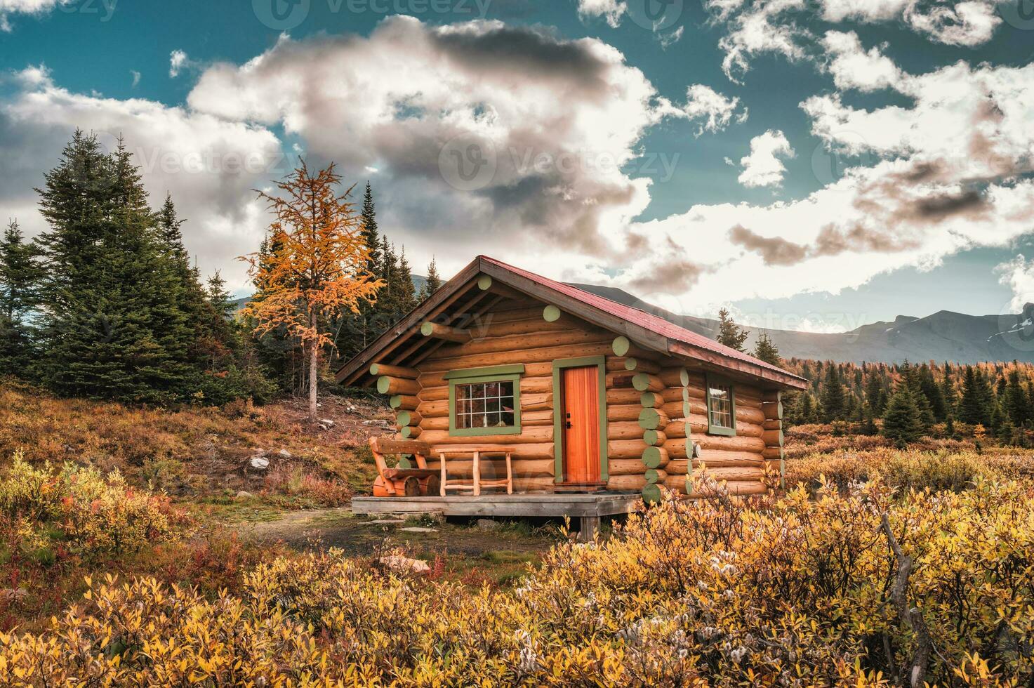 di legno capanna nel autunno foresta a nazionale parco foto