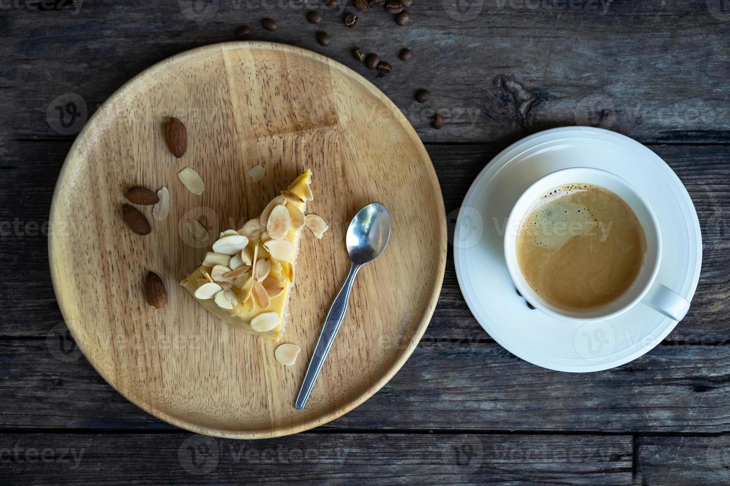 la vista dall'alto su una tazza di caffè con dessert su un tavolo di legno foto