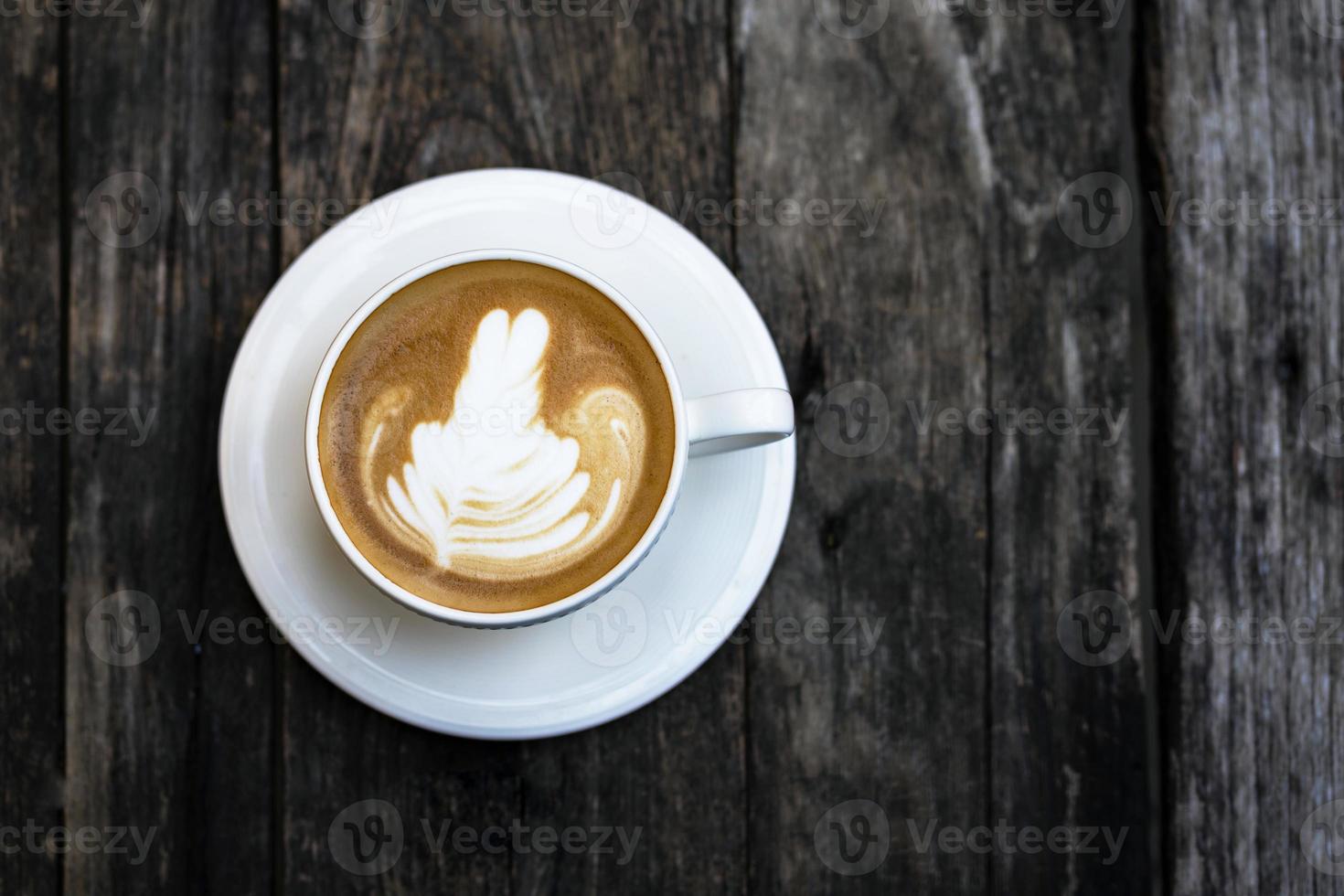 la vista dall'alto su una tazza di caffè su un tavolo di legno foto