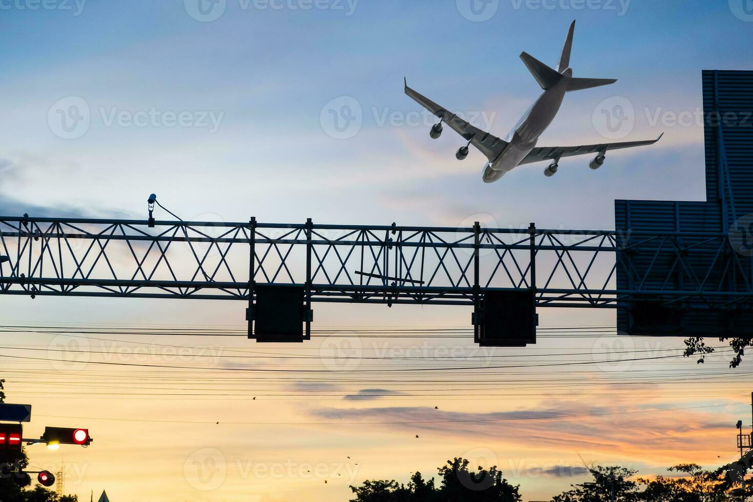 aereo volante al di sopra di segni polo nel capitale foto