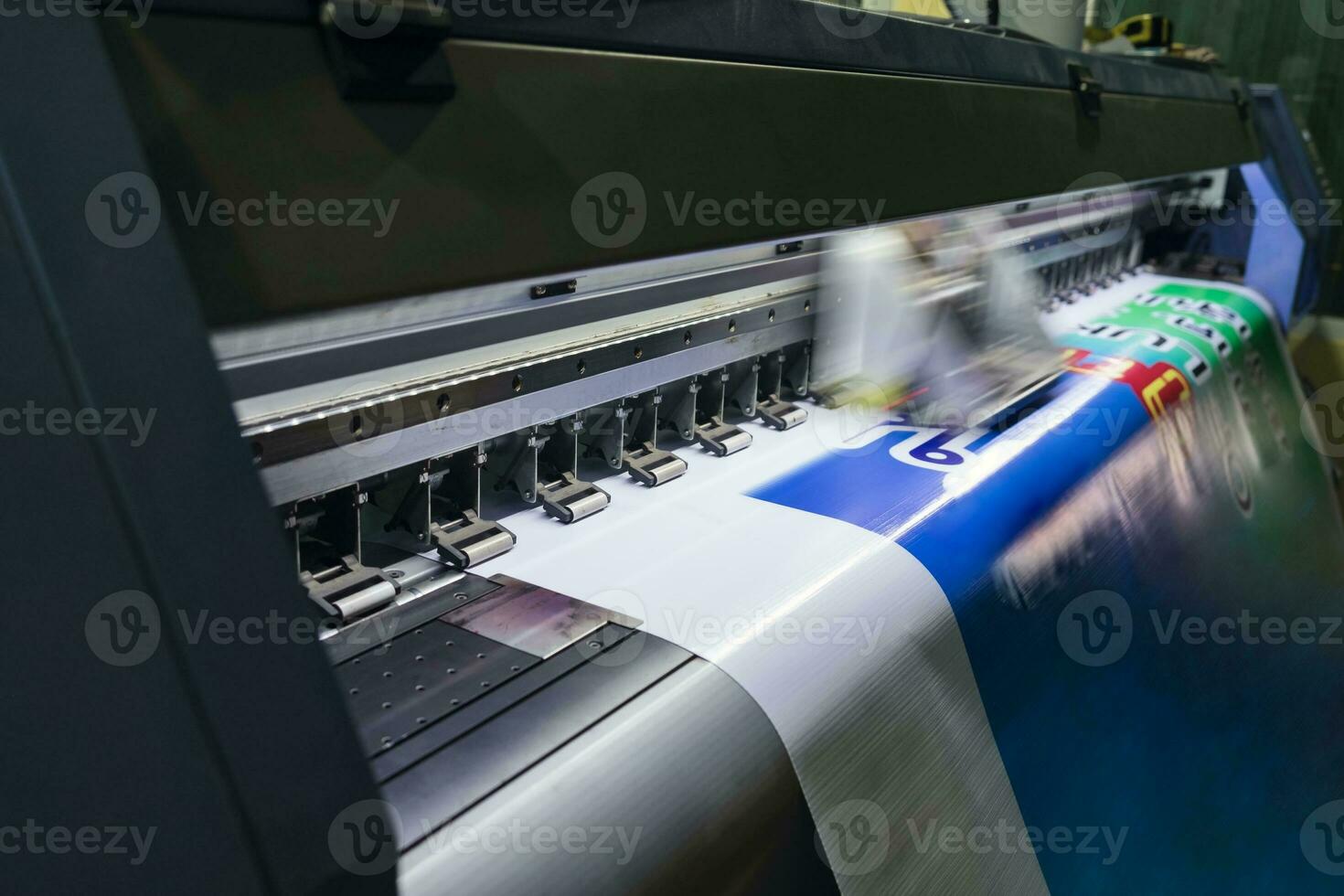 grande formato getto d'inchiostro stampante Lavorando su vinile carta nel posto di lavoro foto