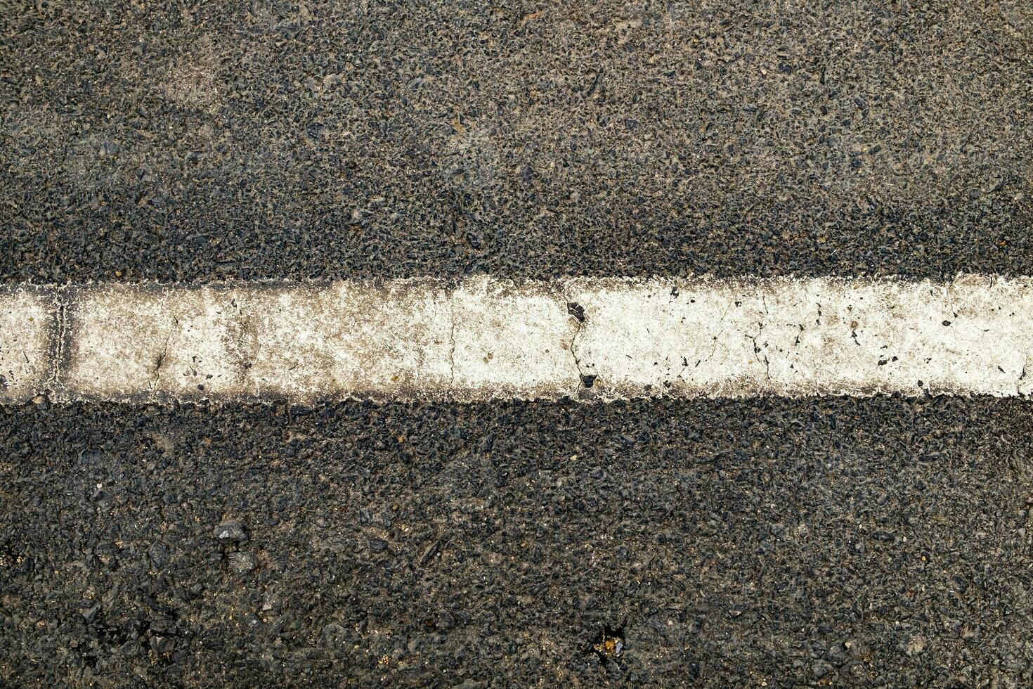 bianca linea su nero strada strutturato foto