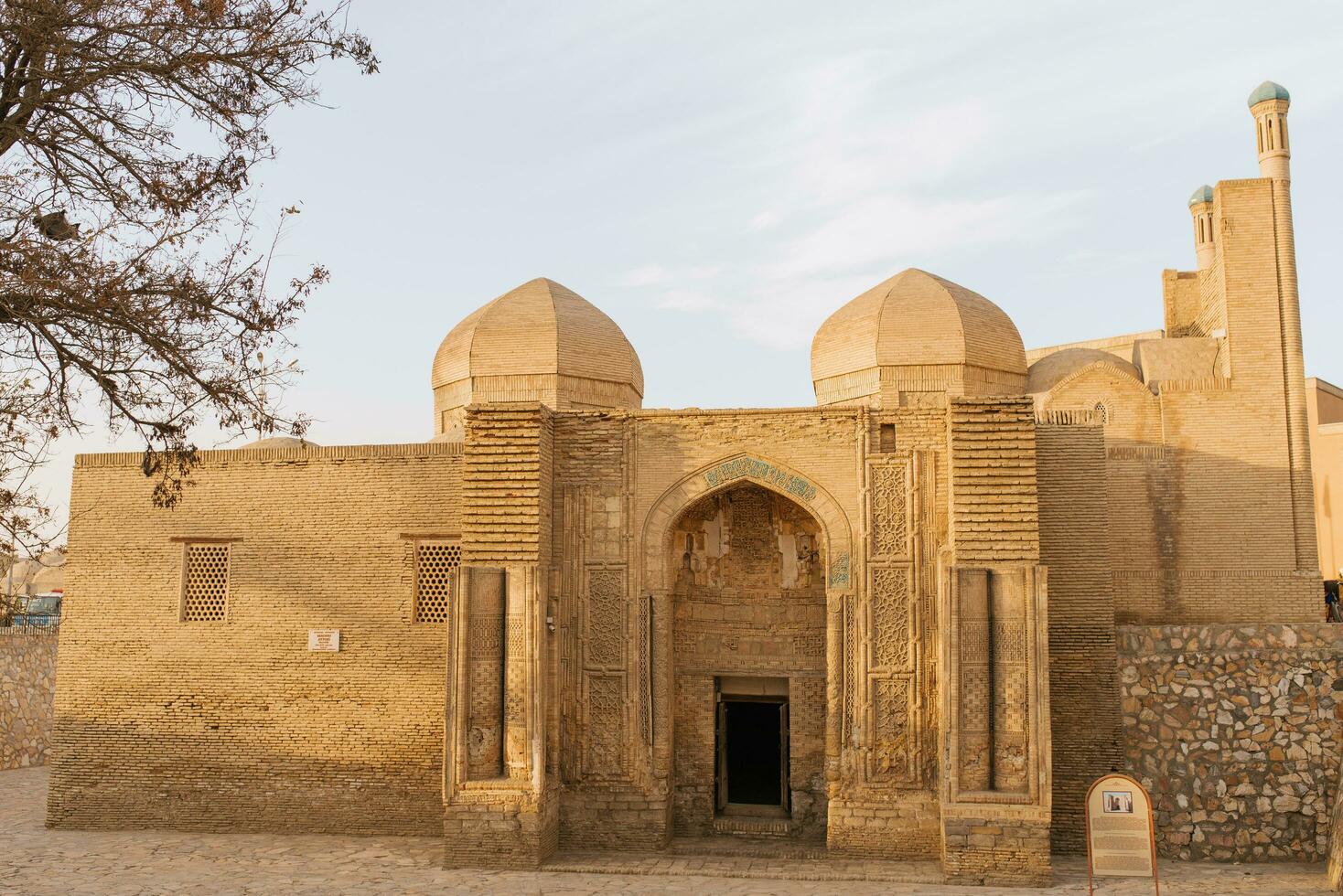 Buchara, Uzbekistan. dicembre 2022. monumento di medievale architettura magoki-attari moschea foto