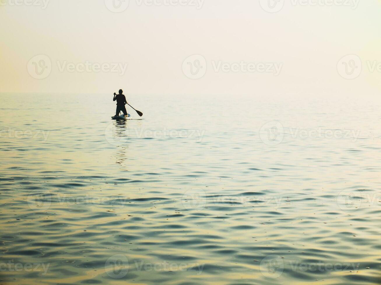 vecchio donna nel il mare. foto