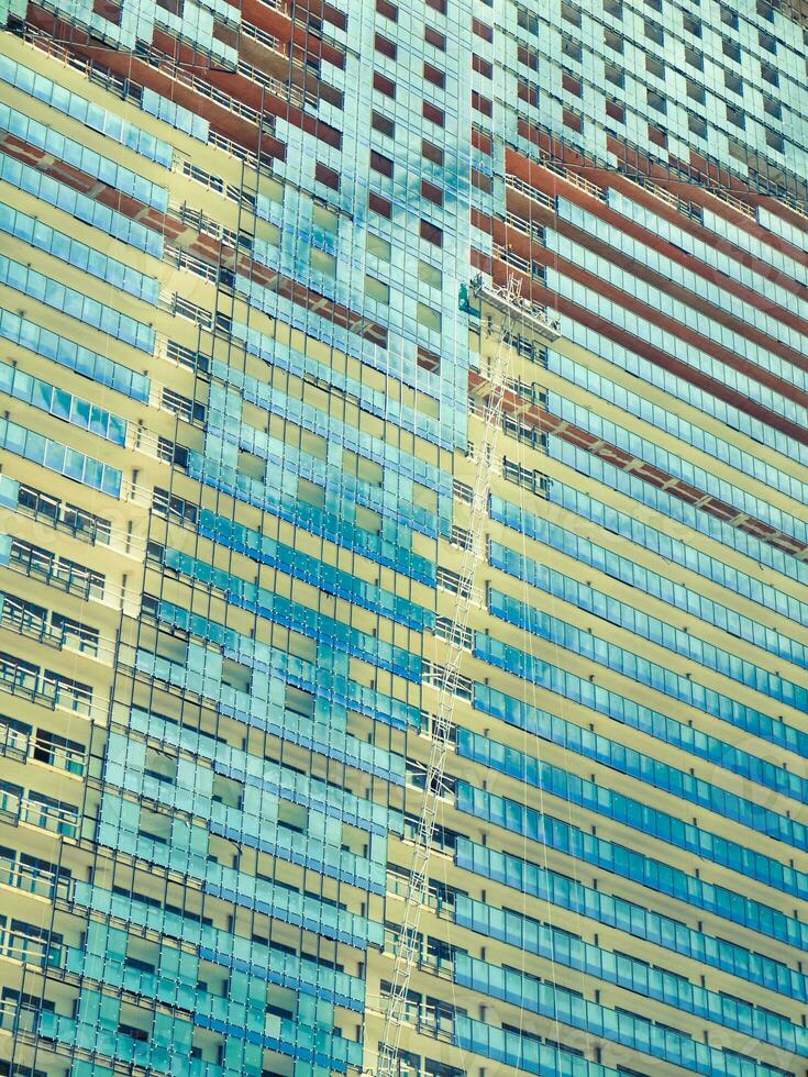 pieno telaio Immagine di un' futuristico edificio con rispecchiato acqua blu esterno. foto