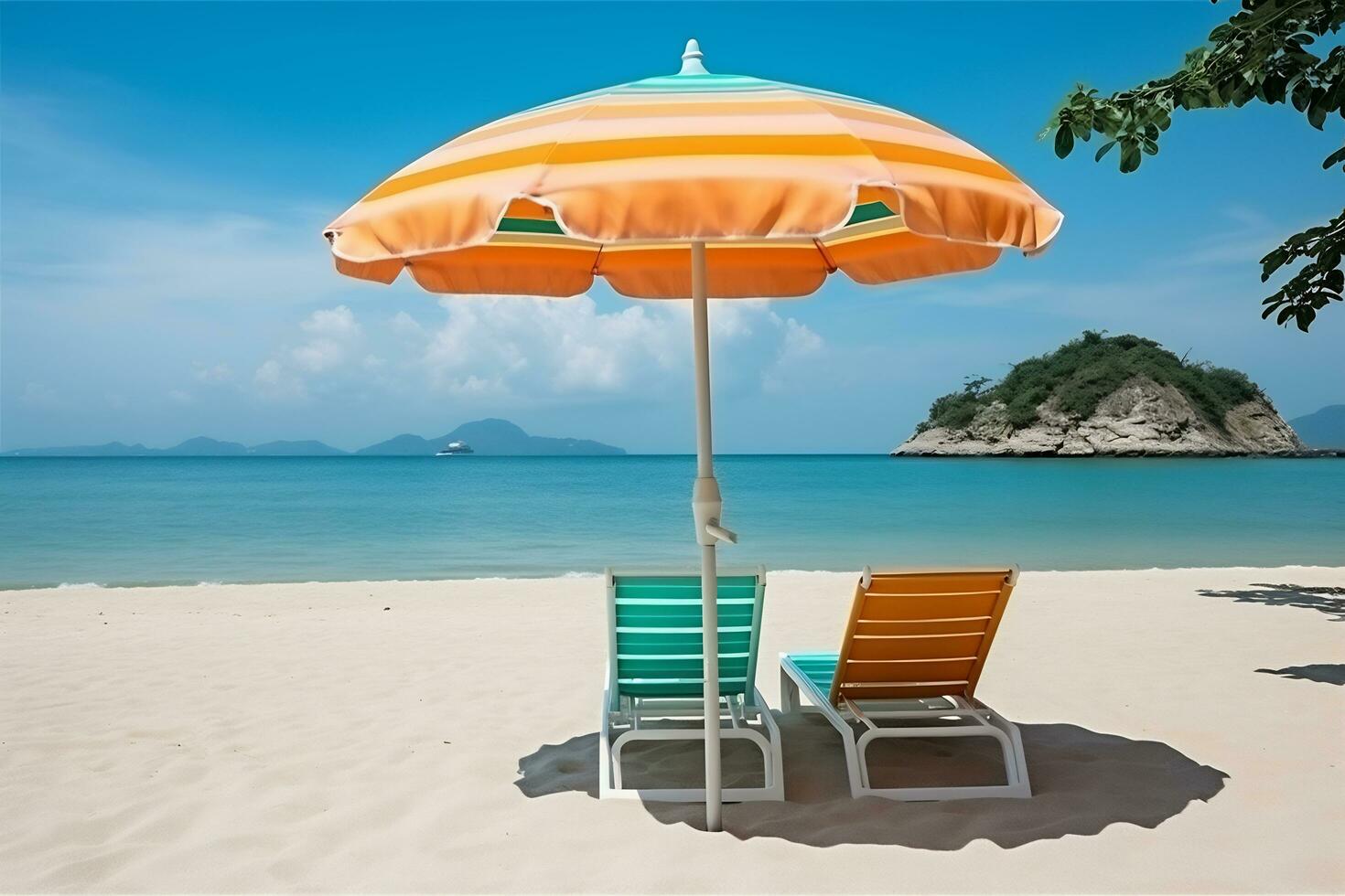 spiaggia sedie ombrelli e Noce di cocco alberi foto