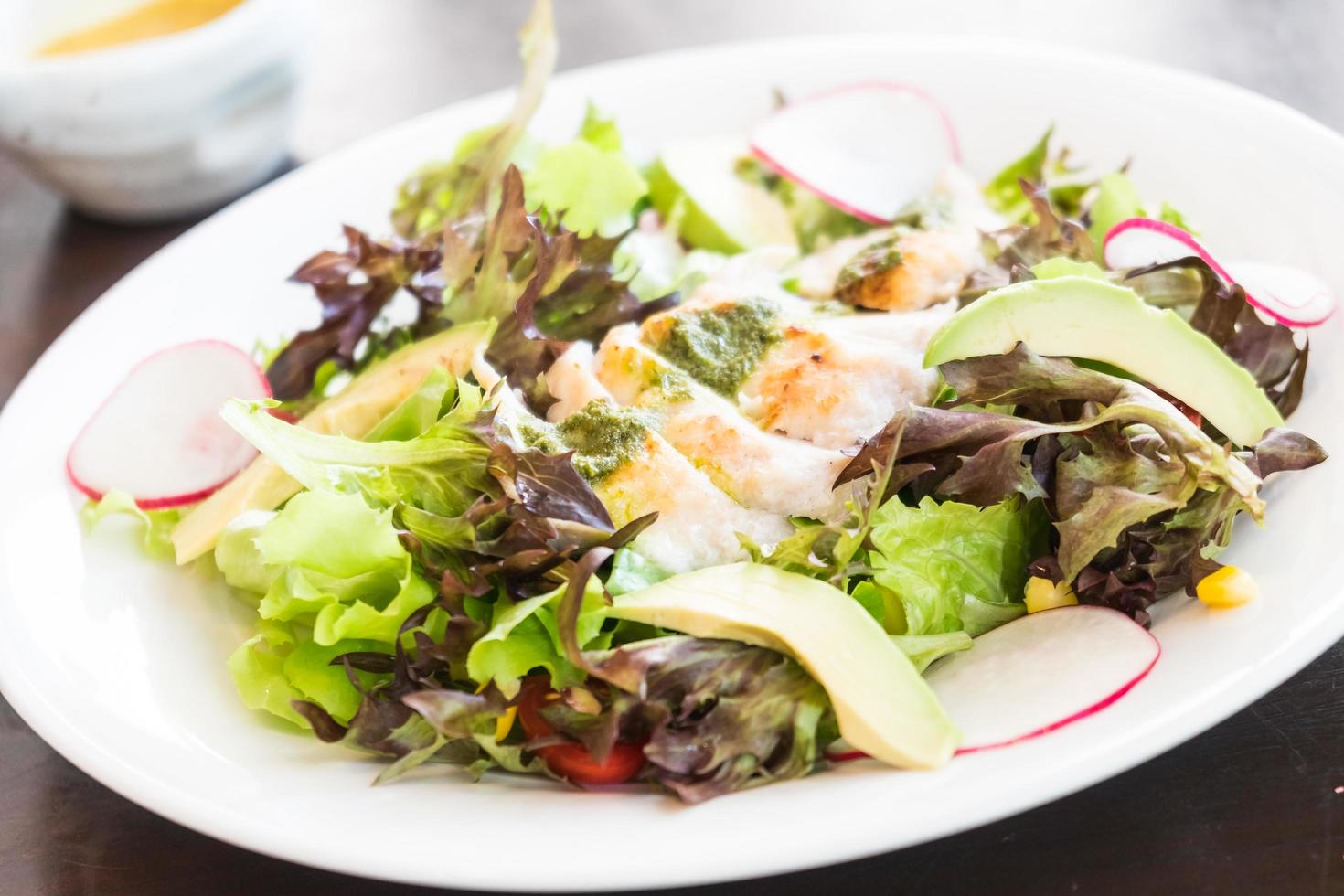 insalata di pollo nel piatto bianco foto