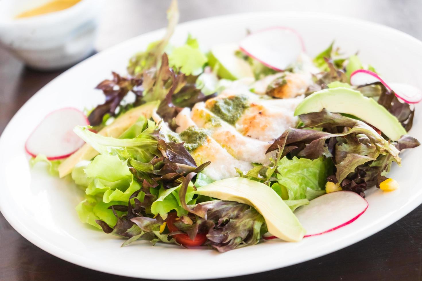 insalata di pollo nel piatto bianco foto