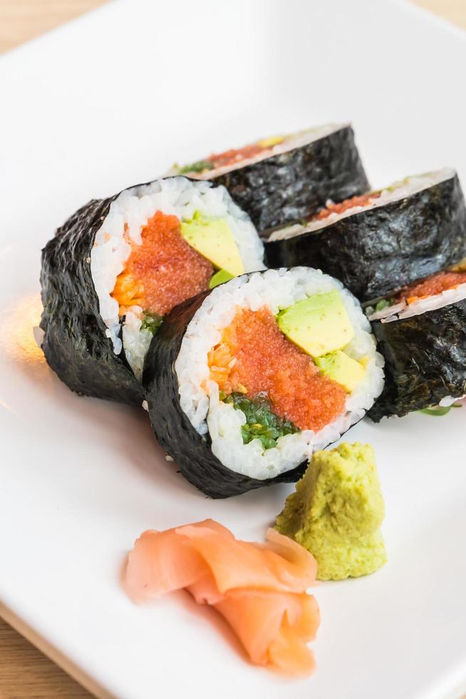 sushi nel piatto bianco foto
