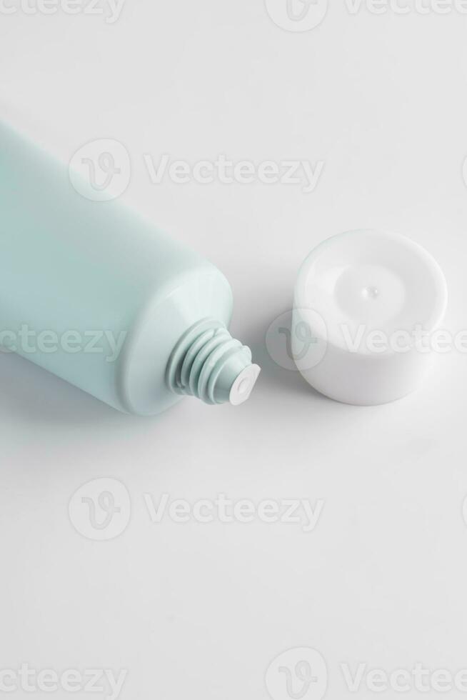verde cosmetico tubo per viso o corpo crema, detersivo o shampoo su un' bianca sfondo. concetto di minimalismo nel cosmetico confezione. copia spazio foto