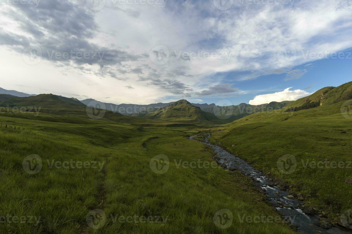 verde valle e montagna ruscello nel Drakensberg foto