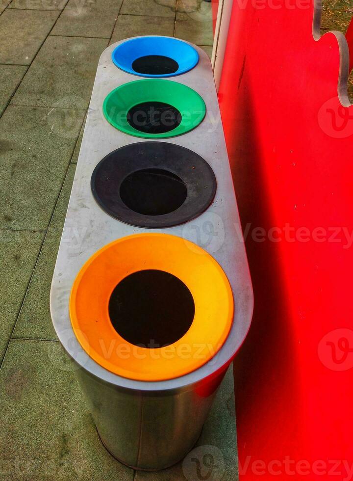 giallo, rosso e blu riciclare bidoni. interno raccolta differenziata bins.recycle bidoni con icona dentro shopping mall.garbage lattine per separato spazzatura collezione. cibo rifiuto cisterna, carta spazzatura, plastica rifiuto serbatoio foto