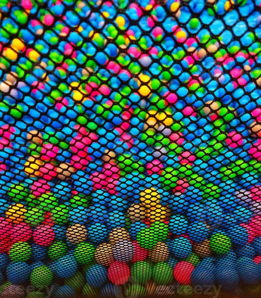 colorato plastica palle siamo sparpagliato. molte di multicolore divertimento palloncini.molti colorato plastica palle nel un' bambini' ballpit a un' terreno di gioco. vicino su modello foto