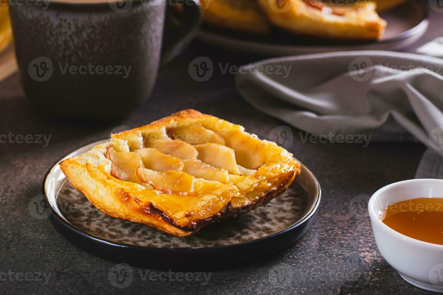 sottosopra giù soffio Pasticcino Mela crostata su un' prima colazione piatto foto