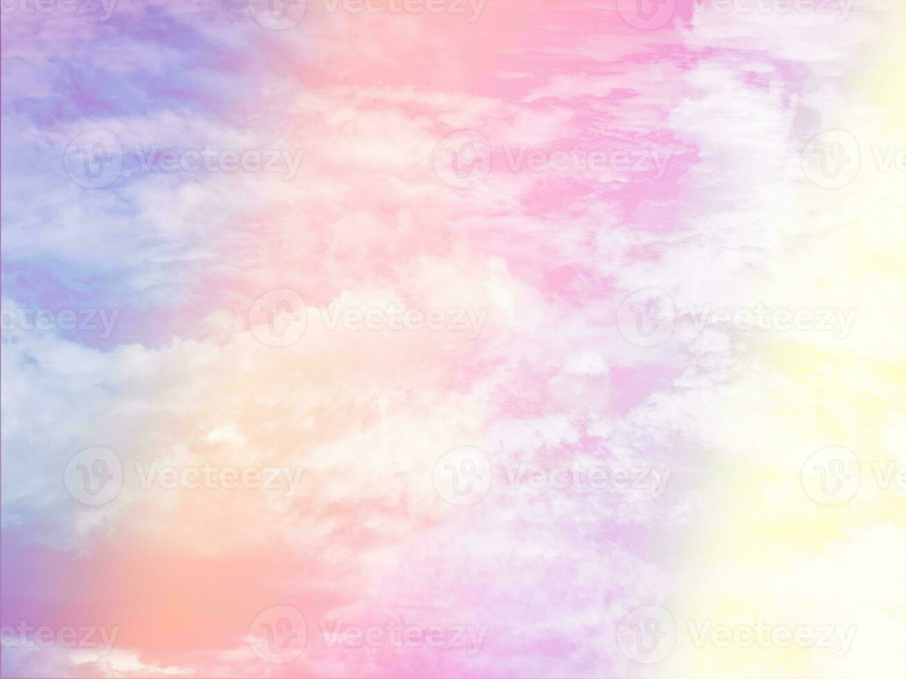 bellezza dolce pastello arancia viola colorato con soffice nuvole su cielo. Multi colore arcobaleno Immagine. astratto fantasia in crescita leggero foto