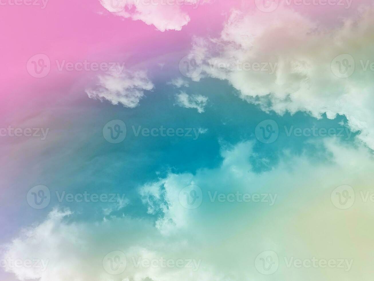 bellezza dolce verde pastello rosa colorato con soffici nuvole sul cielo. immagine arcobaleno multicolore. luce crescente di fantasia astratta foto