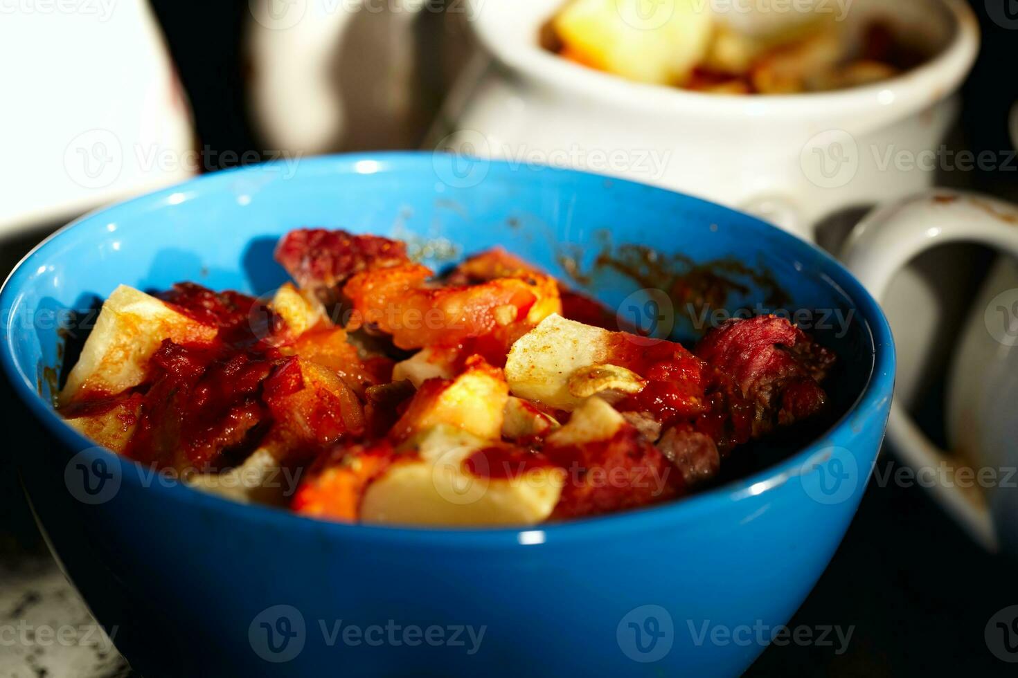 montone carne e patate, al forno nel casseruola. foto