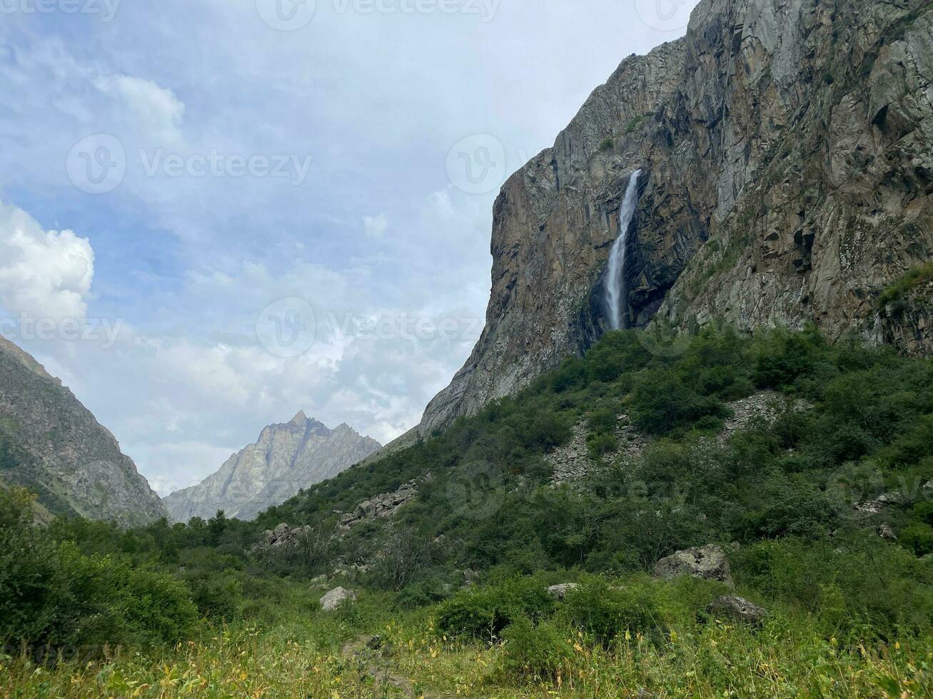 montagne di Kirghizistan. il trekking nel il montagne di Kirghizistan. belogorsk gola. bellissimo Visualizza di il montagne. cascata nel il montagne. centrale Asia, Kirghizistan. foto