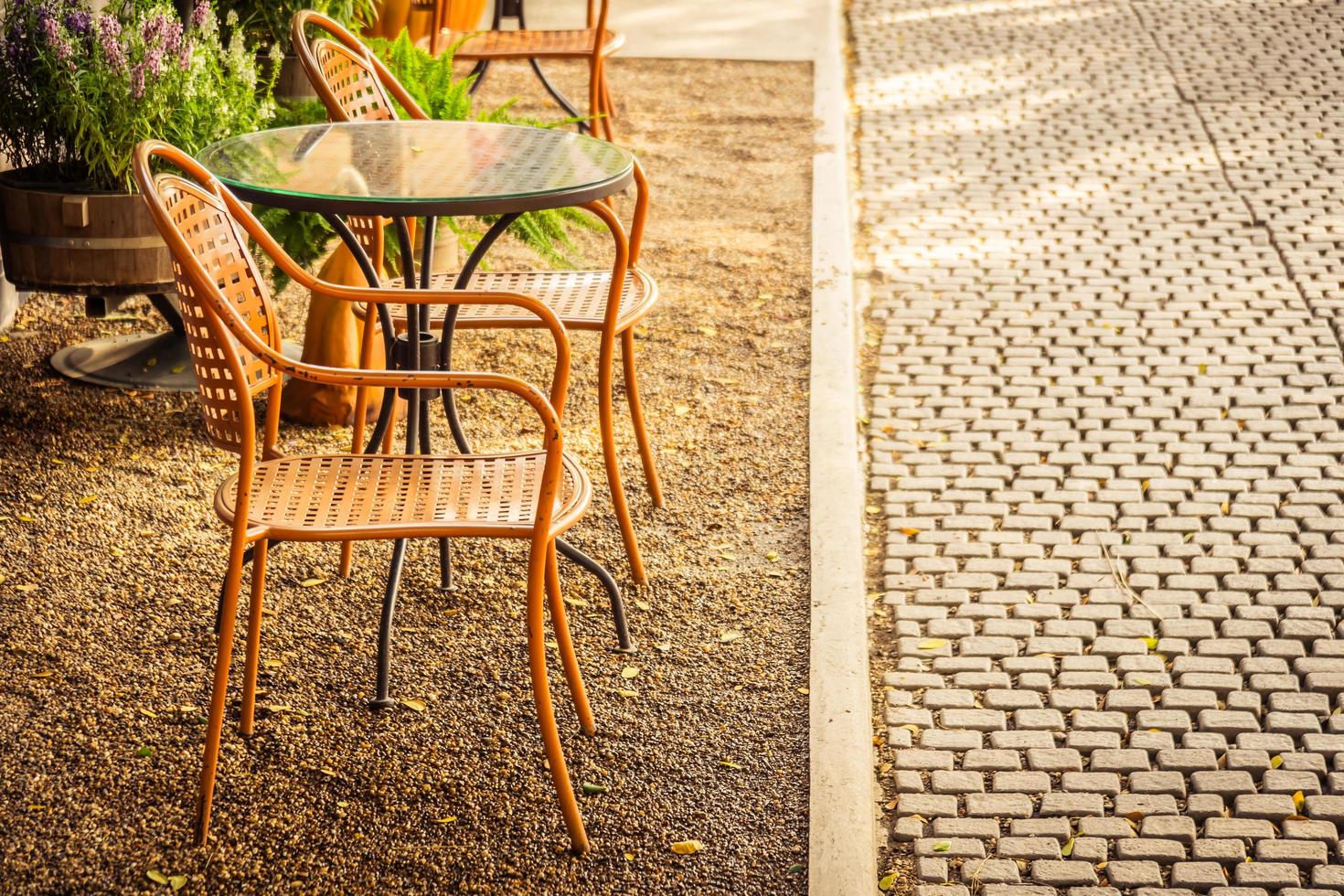 sedia e tavolo vuoti intorno alla caffetteria e al ristorante all'aperto foto