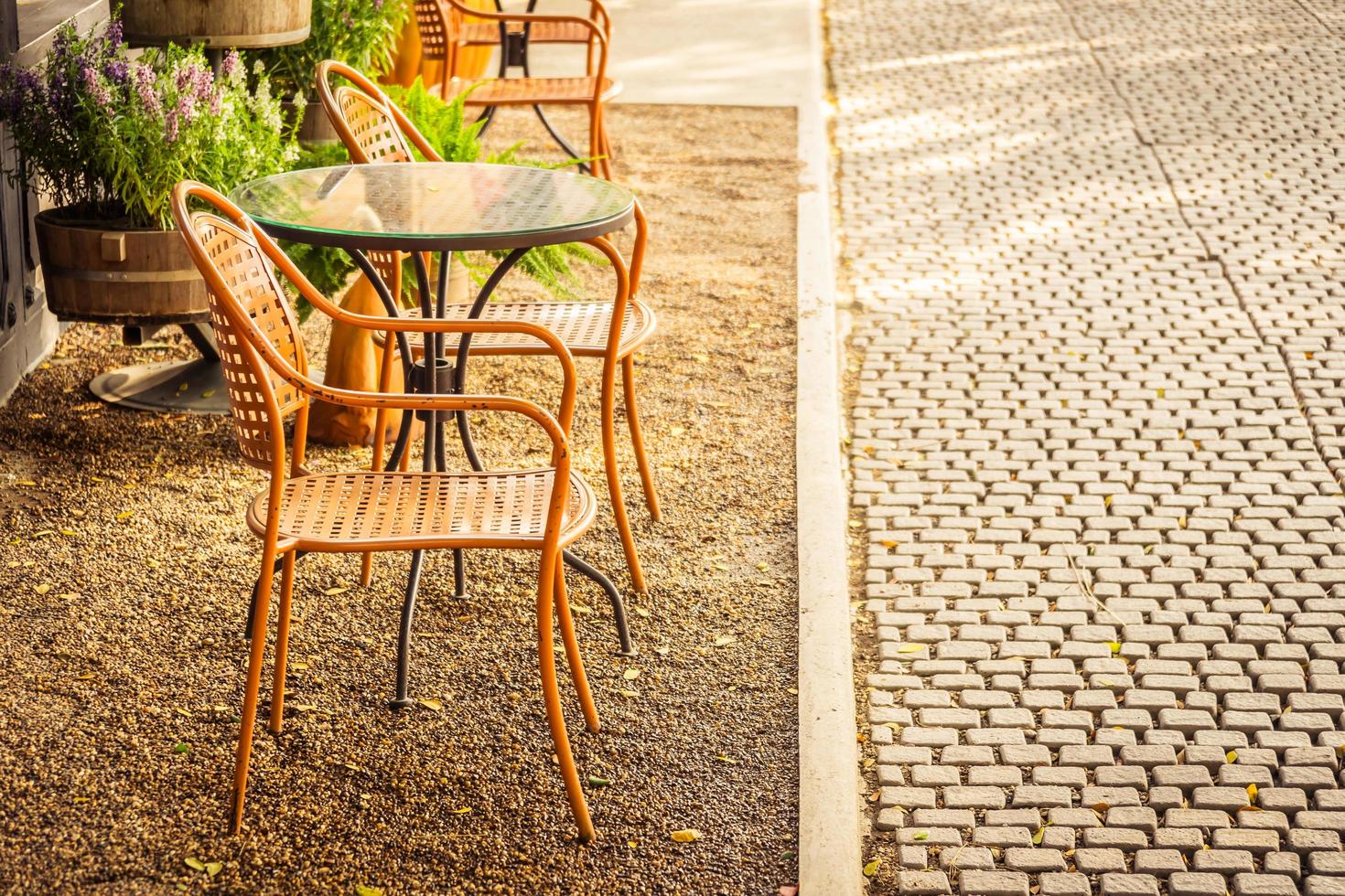 sedia e tavolo vuoti intorno alla caffetteria e al ristorante all'aperto foto