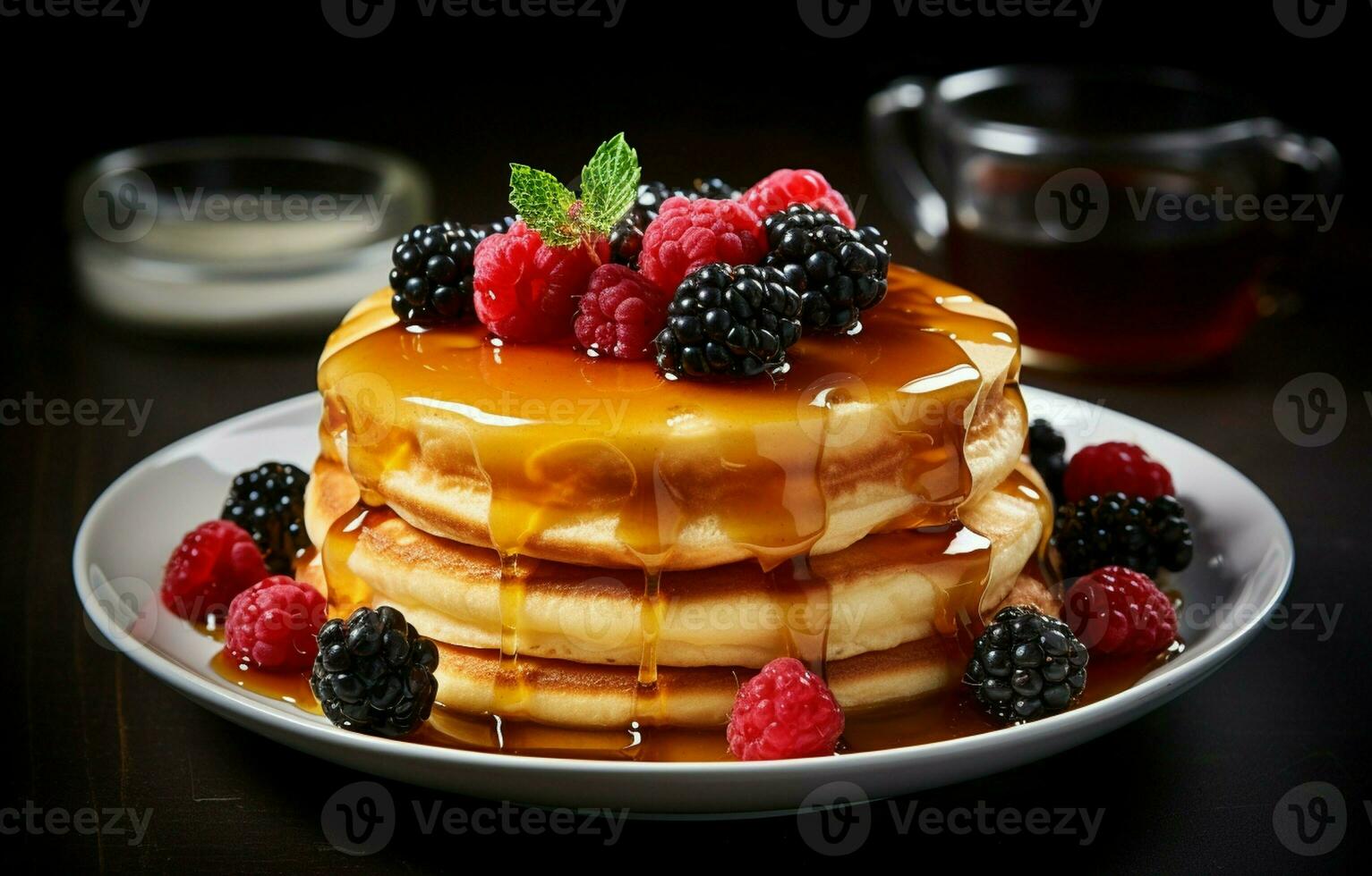 pila di fresco soffice Pancakes decorato su superiore con foresta frutti di bosco rotante su un' piatto e scrosciante miele sciroppo. delizioso, sano. fresco forno concetto. foto