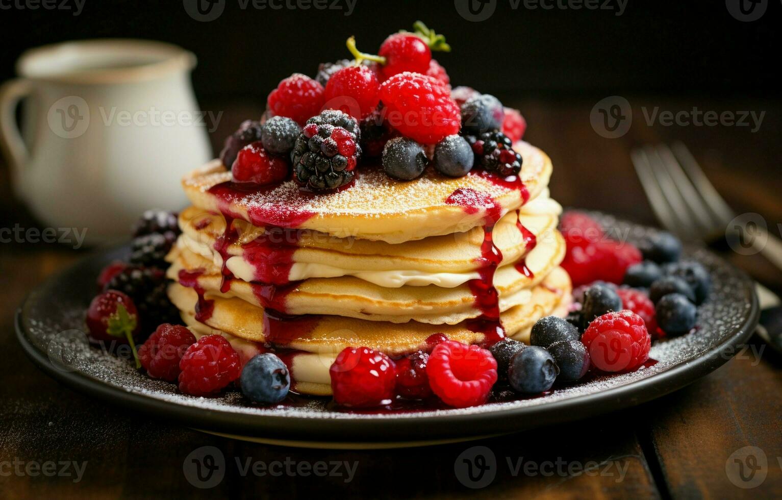 pila di fresco soffice Pancakes decorato su superiore con foresta frutti di bosco rotante su un' piatto e scrosciante miele sciroppo. delizioso, sano. fresco forno concetto. foto