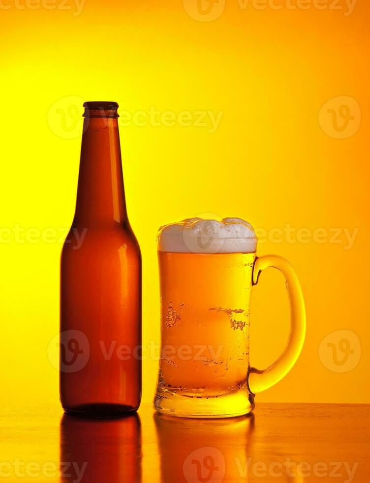 birra al di sopra di giallo sfondo foto